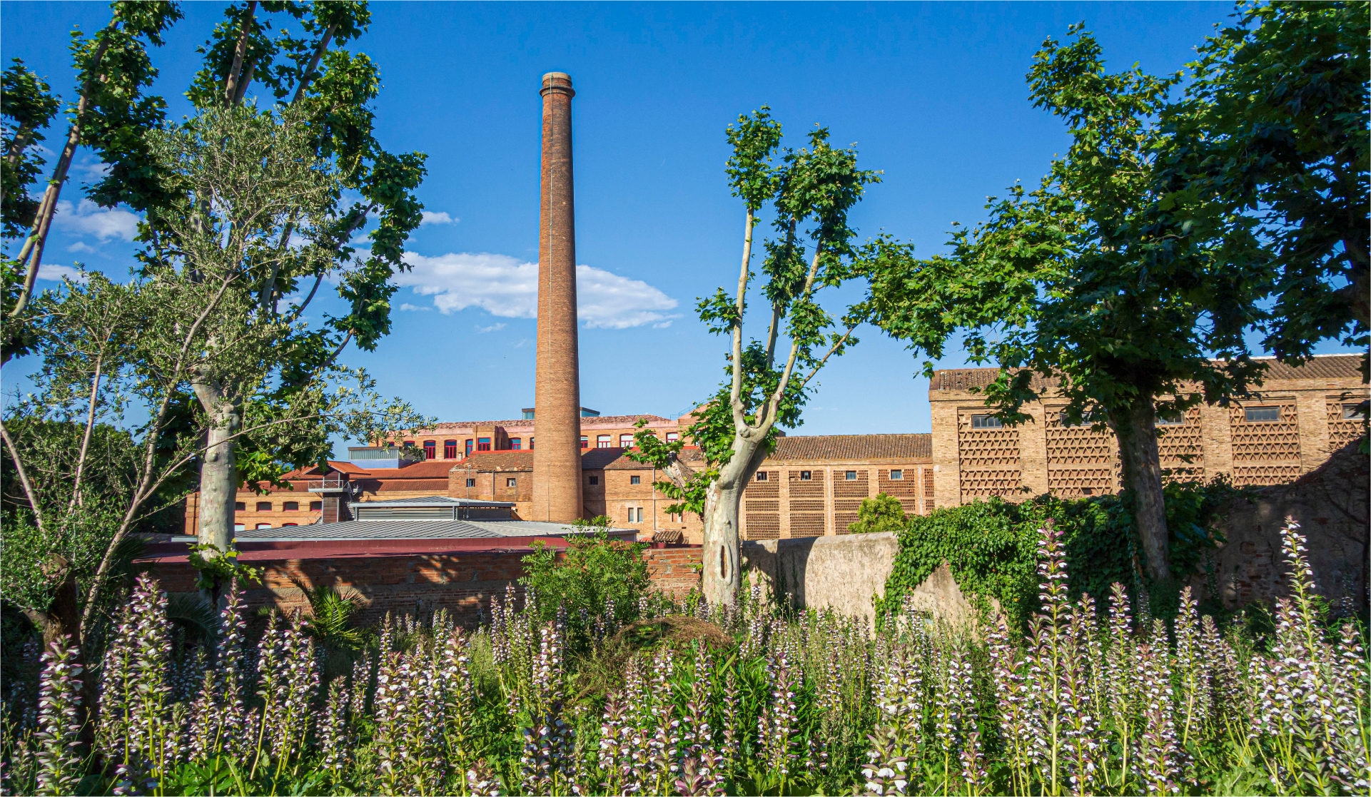 Foto de la xemeneia de la fàbrica textil de la Colònia Güell